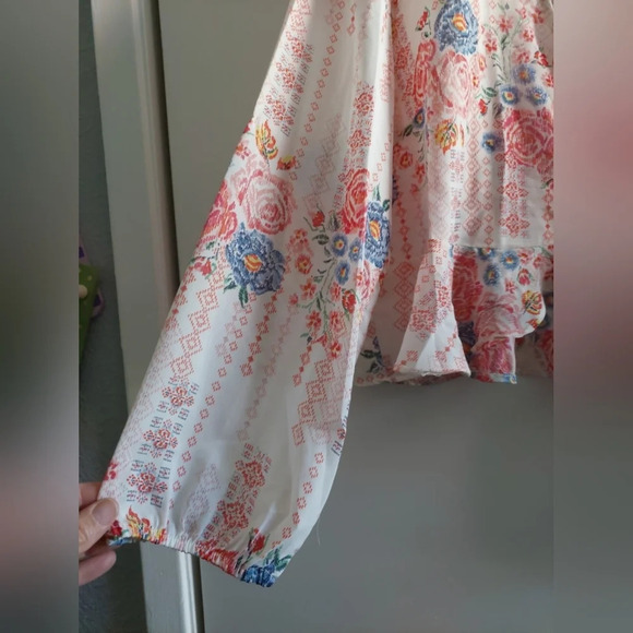 Jorja Floral Wrap Ruffle Hem Blouse plunging neck Elastic Cuffs Whimsical - Picture 2 of 7